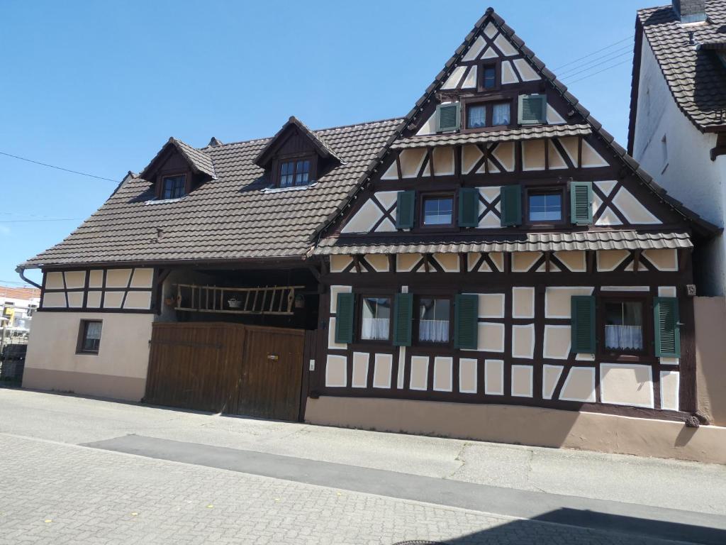 un edificio en blanco y negro con garaje en s' Moose Hof en Weisweil