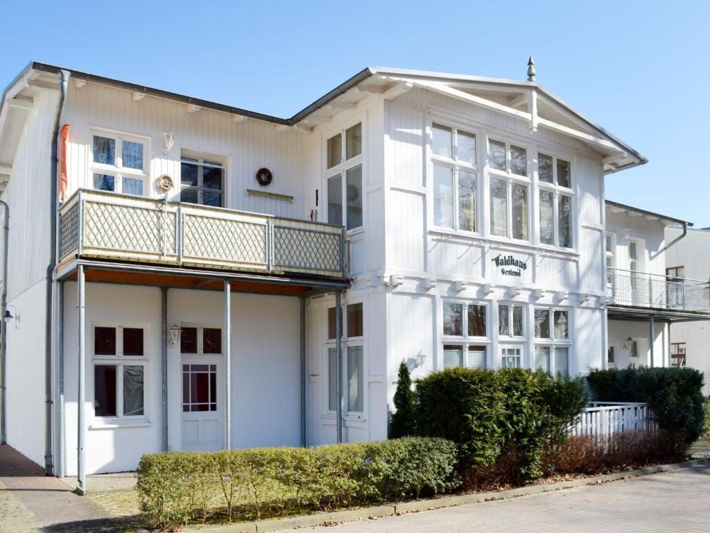 ein weißes Haus mit Balkon darüber in der Unterkunft Apartment Bergstraße by Interhome in Bansin