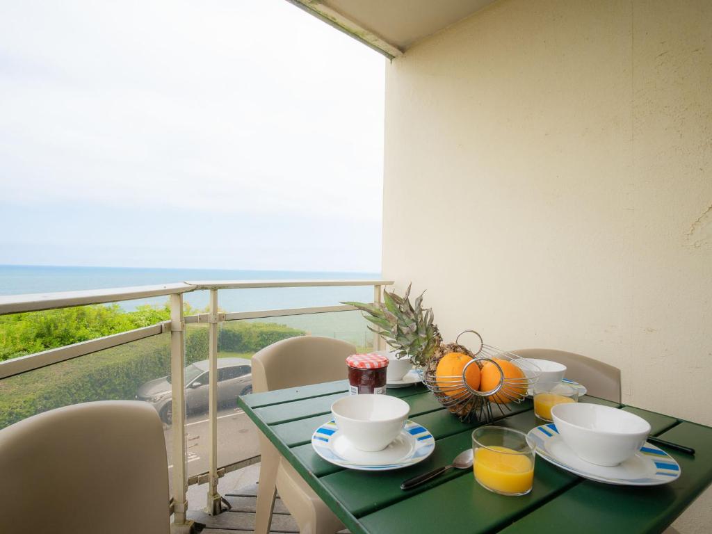una mesa con comida y bebida en el balcón en Apartment Gulf Stream by Interhome en Biarritz