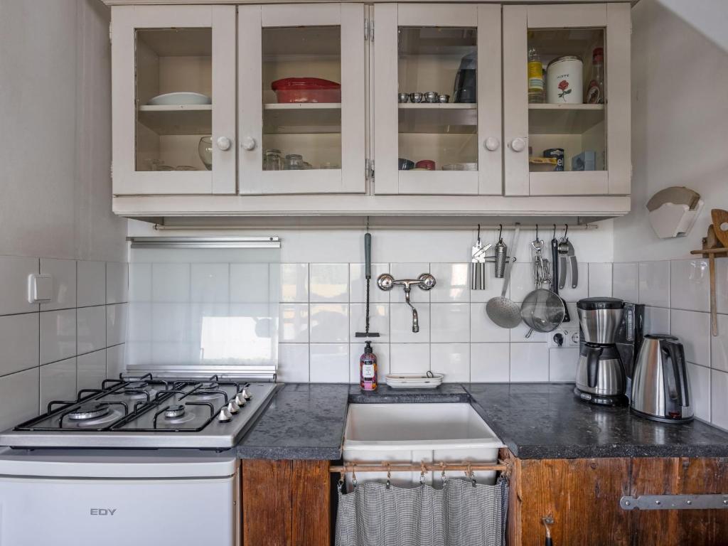 Kuchyň nebo kuchyňský kout v ubytování Holiday Home Polderzicht by Interhome