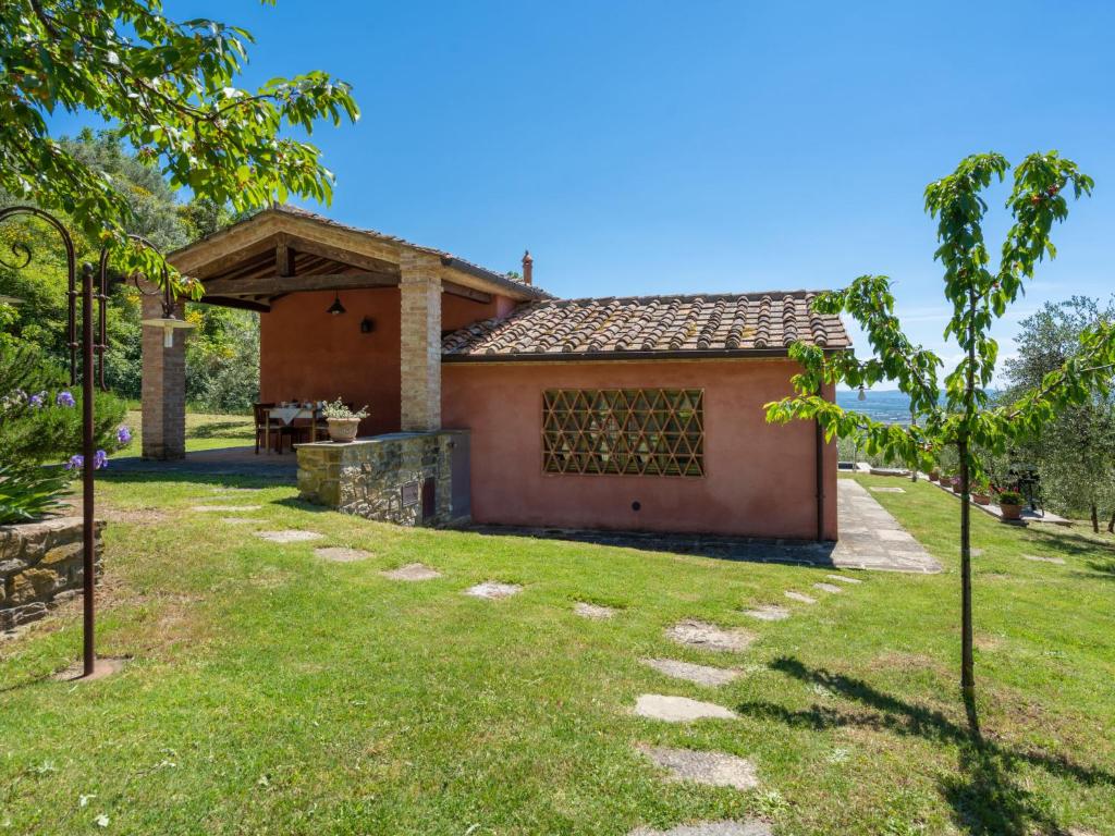 an external view of the house with a garden at Holiday Home Nido del Sorbino by Interhome in Fondaccio
