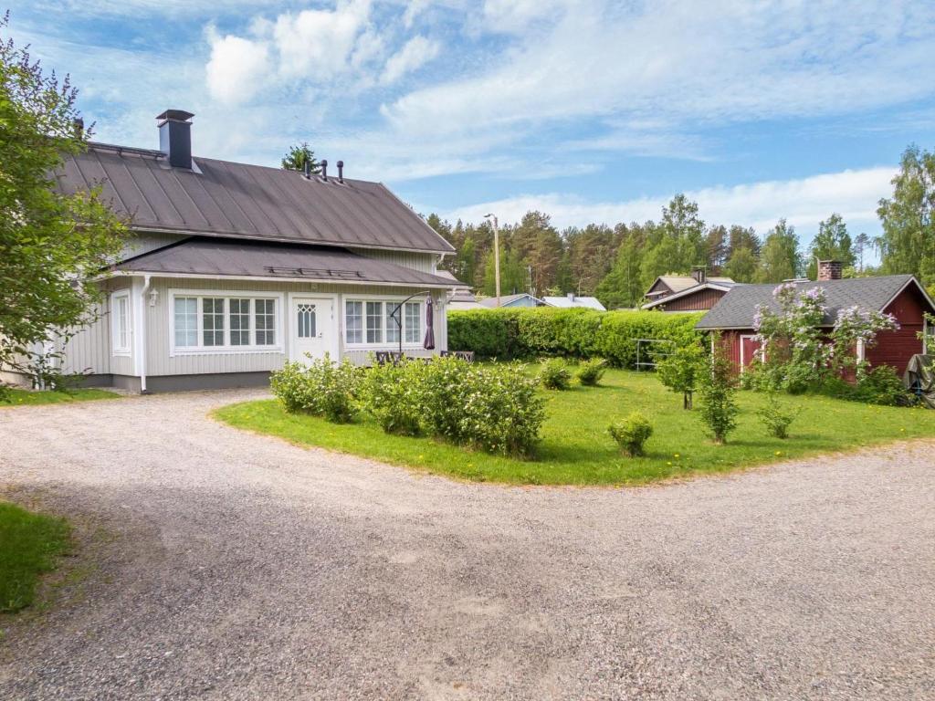 a house with a gravel driveway in front of it at Holiday Home Villa einola by Interhome in Nilsiä