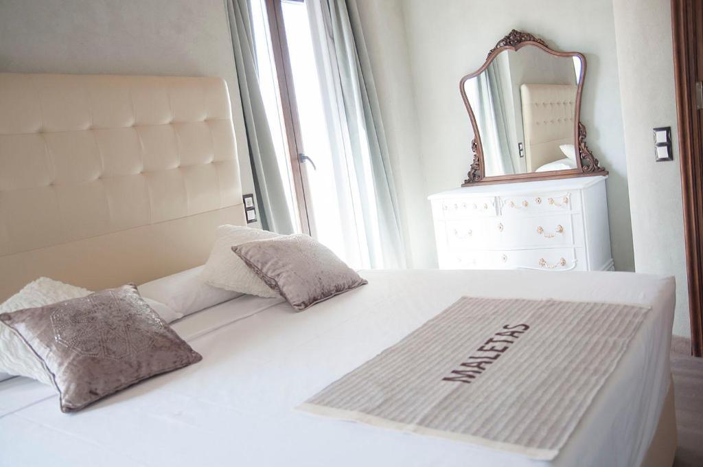 A bed or beds in a room at La Casa De Maria