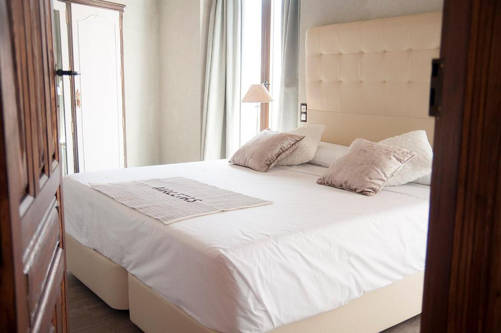 A bed or beds in a room at La Casa De Maria