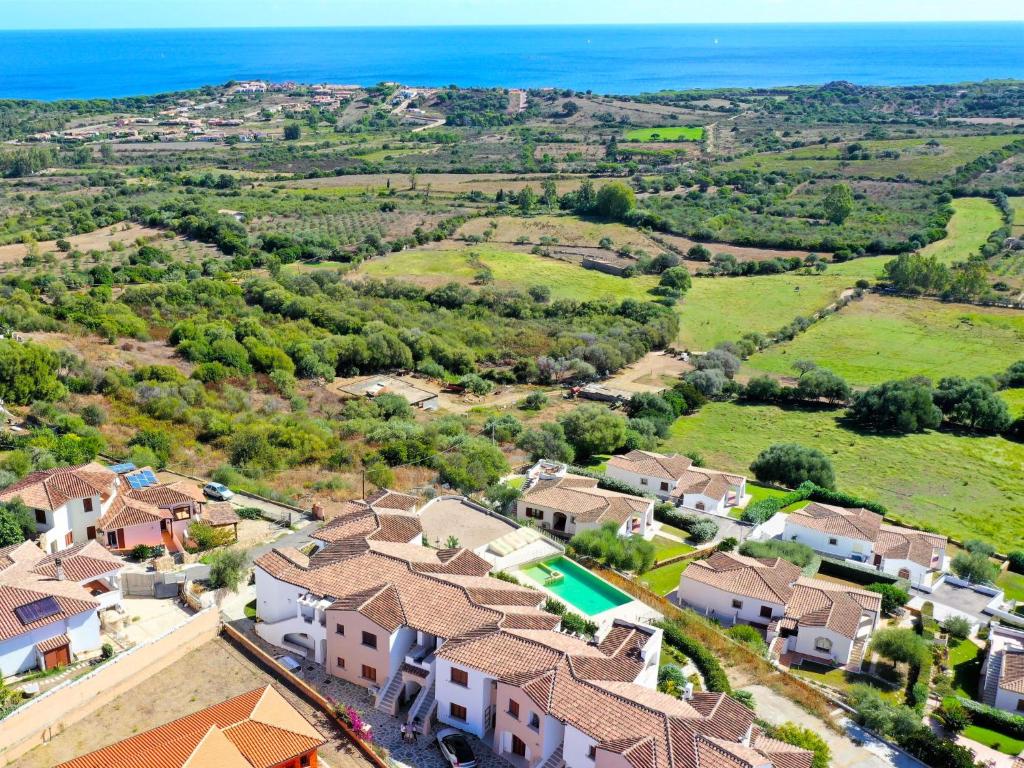 ein Luftblick auf ein Dorf mit Häusern und das Meer in der Unterkunft Apartment Panorama 7 by Interhome in Budoni