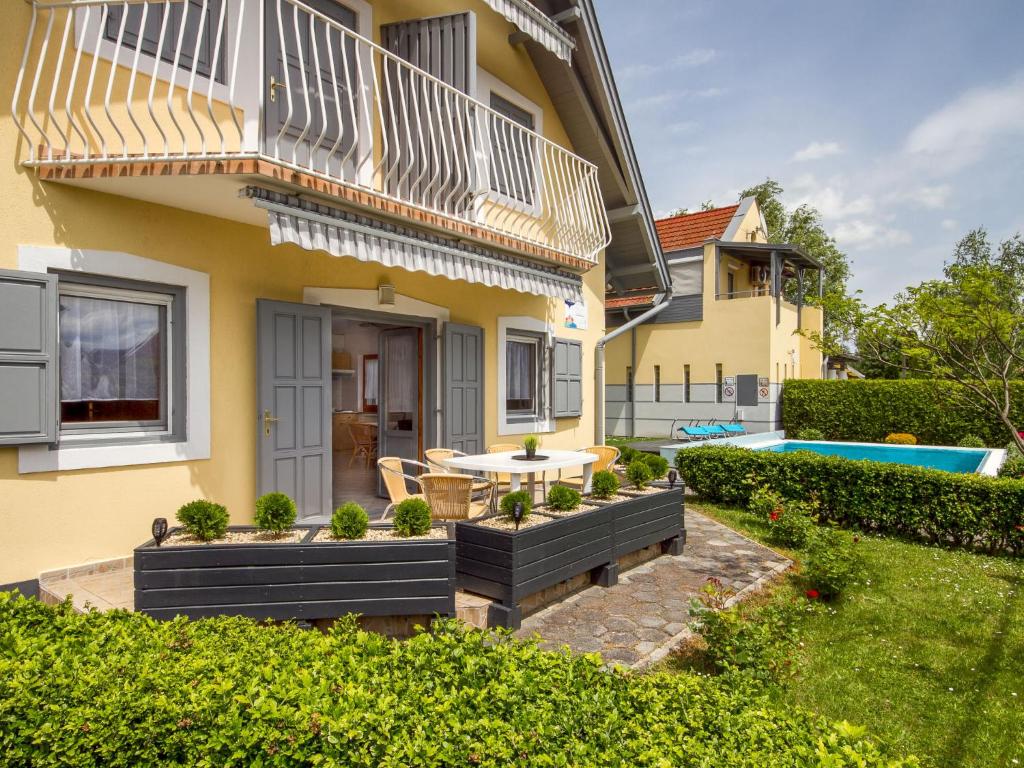 Bazén v ubytovaní Apartment Amarillo 6 by Interhome alebo v jeho blízkosti