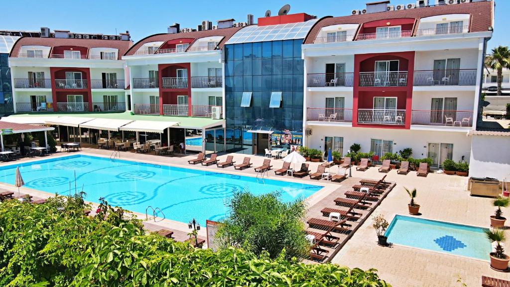 Luftaufnahme eines Hotels mit Swimmingpool in der Unterkunft Side Legend Hotel - All Inclusive in Side