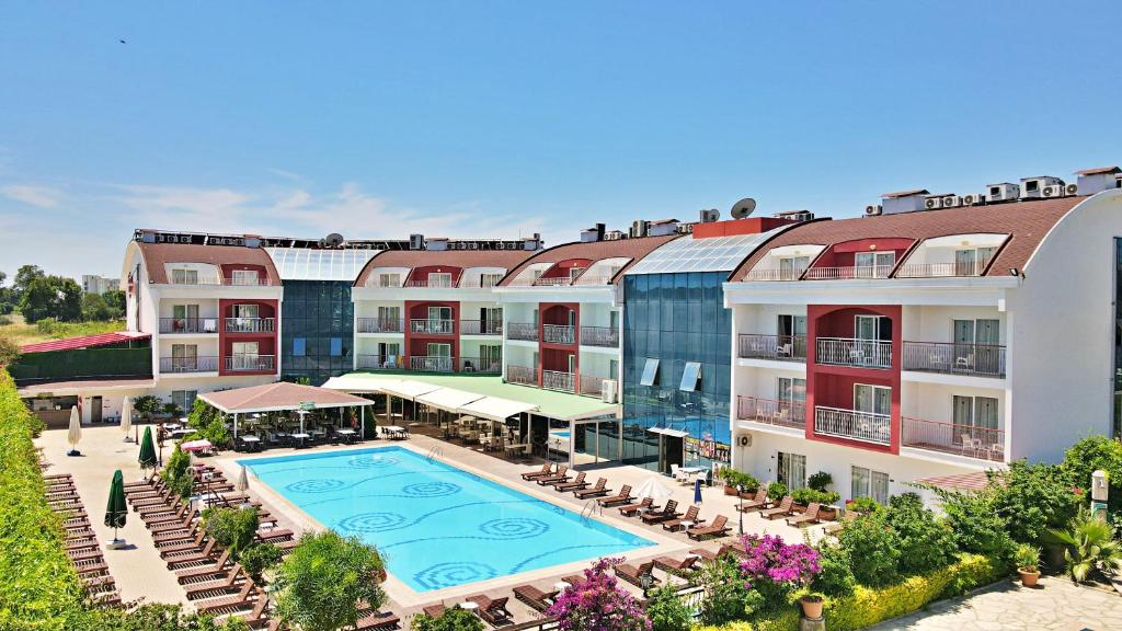西代的住宿－Side Legend Hotel，享有带游泳池的度假村的空中景致