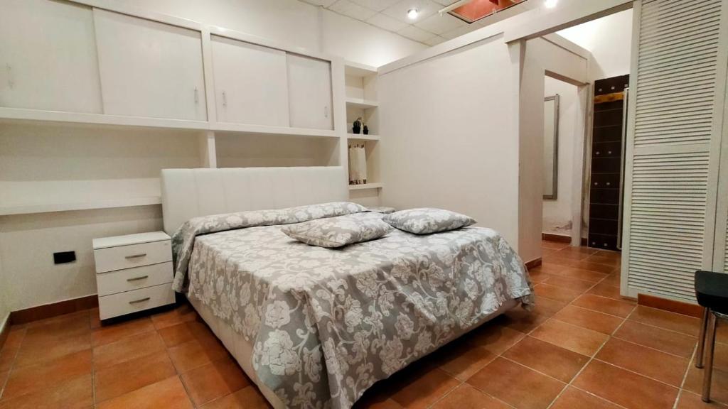 een slaapkamer met een bed met twee kussens erop bij GialLobLu in Alghero