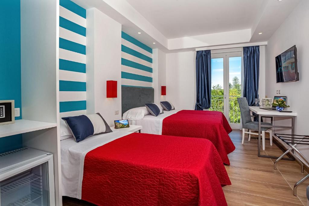 A bed or beds in a room at Hotel Angelina