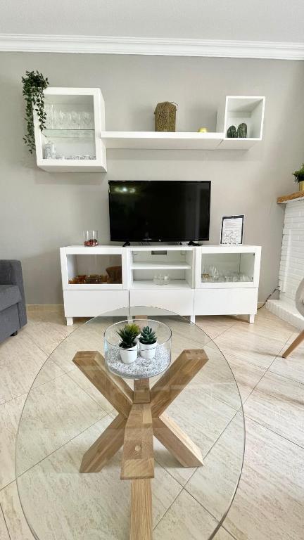 Telewizja i/lub zestaw kina domowego w obiekcie Chalet en primera Línea con 150m2 de Jardín Privado