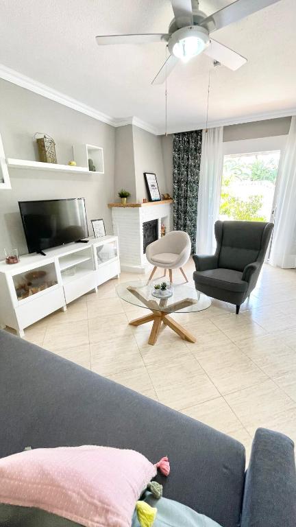 Część wypoczynkowa w obiekcie Chalet en primera Línea con 150m2 de Jardín Privado