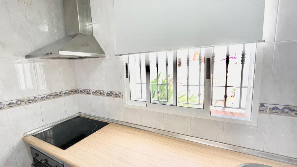 Kuchnia lub aneks kuchenny w obiekcie Chalet en primera Línea con 150m2 de Jardín Privado
