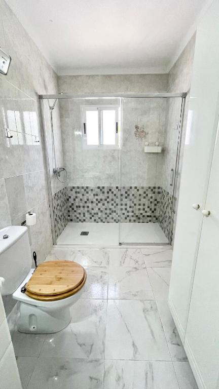 Łazienka w obiekcie Chalet en primera Línea con 150m2 de Jardín Privado