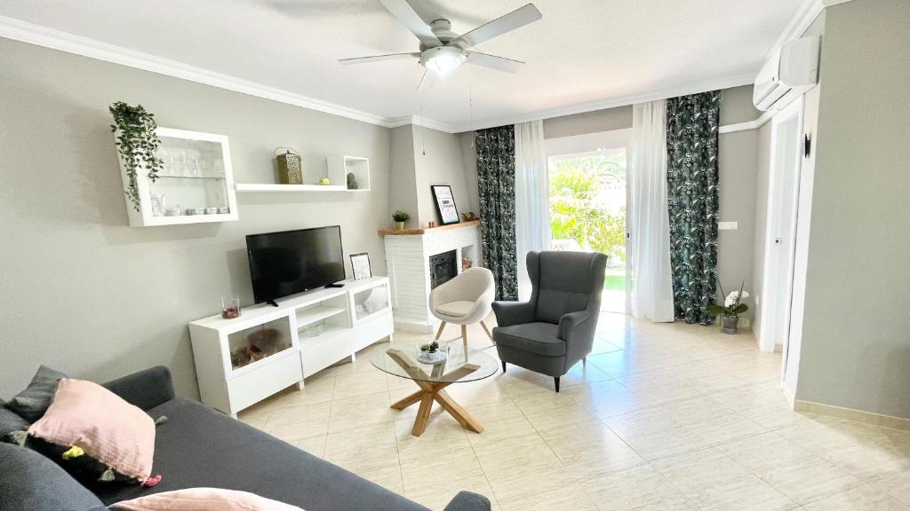 Telewizja i/lub zestaw kina domowego w obiekcie Chalet en primera Línea con 150m2 de Jardín Privado