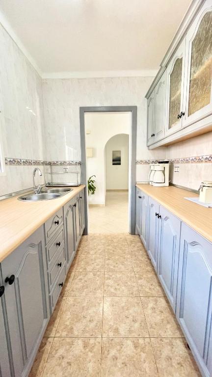 Kuchnia lub aneks kuchenny w obiekcie Chalet en primera Línea con 150m2 de Jardín Privado