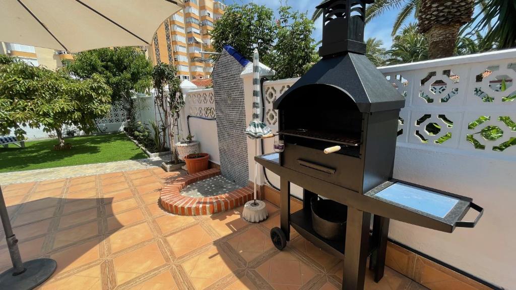 Zdjęcie z galerii obiektu Chalet en primera Línea con 150m2 de Jardín Privado w mieście Torrox Costa