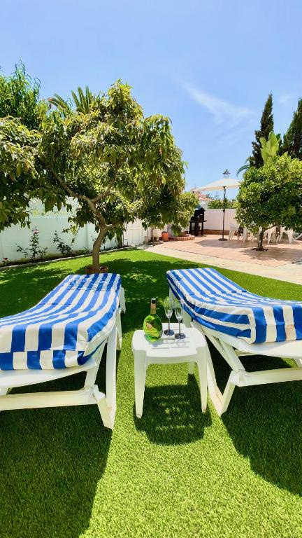 Ogród w obiekcie Chalet en primera Línea con 150m2 de Jardín Privado