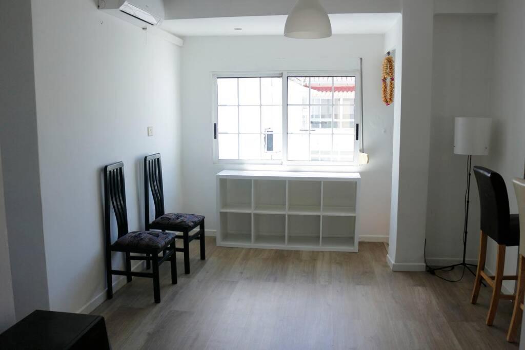 Televízia a/alebo spoločenská miestnosť v ubytovaní APARTEMENTO MODERNA CERCA PLAYA Y CENTRO PARA FAMILIA POBLA 10