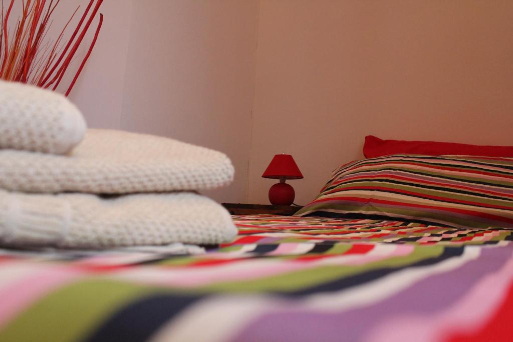 una camera con letto e tavolo con asciugamani di Gladiator's House a Roma