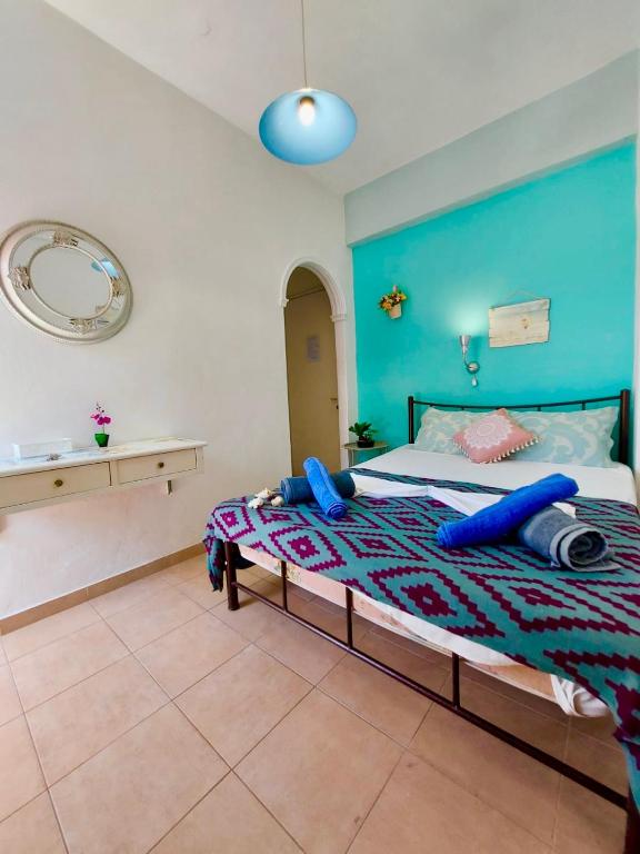 Postel nebo postele na pokoji v ubytování Avra Budget Beach Rooms