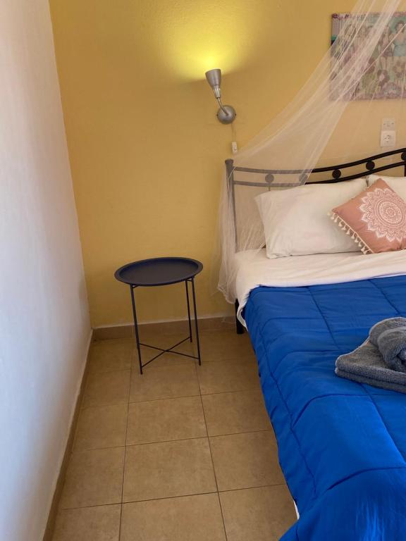 Postel nebo postele na pokoji v ubytování Avra Budget Beach Rooms
