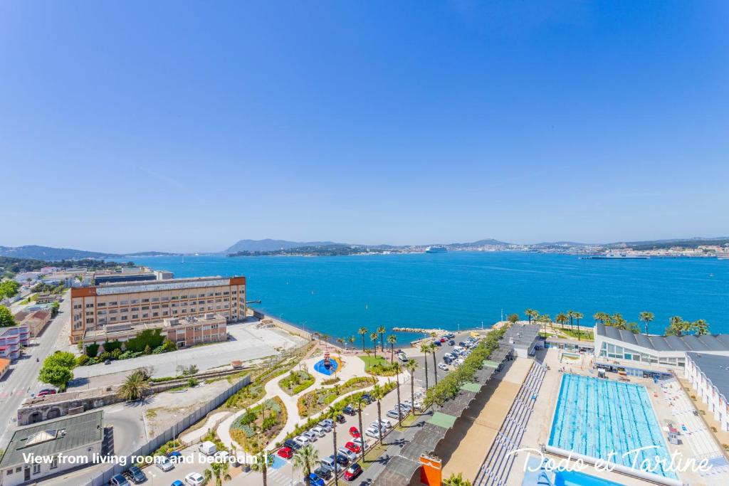 - une vue aérienne sur un complexe avec une piscine dans l'établissement Sea view 3 bedroom with AC and parking - Dodo et Tartine, à Toulon
