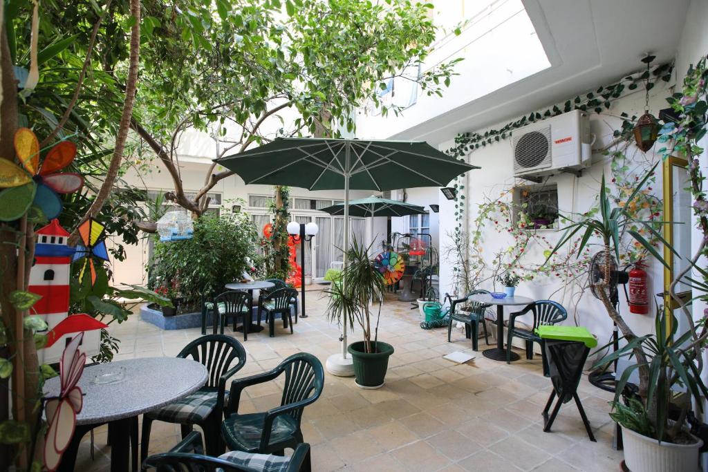A restaurant or other place to eat at Kallithea Studios