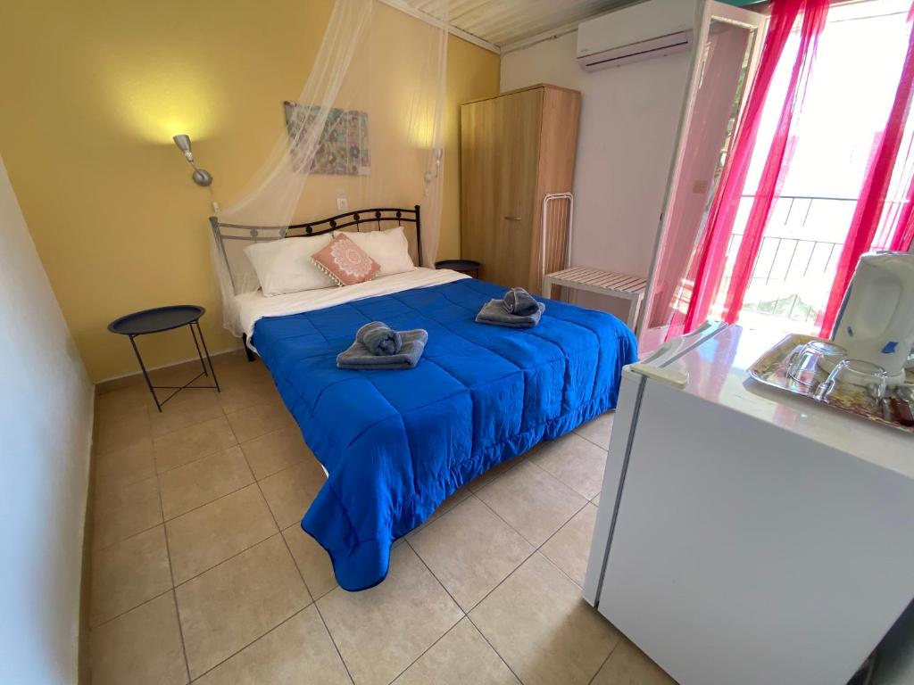 Postel nebo postele na pokoji v ubytování Avra Budget Beach Rooms