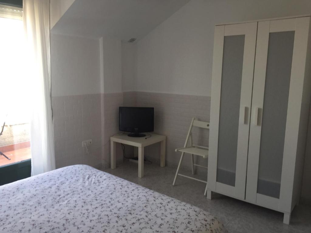 Televízia a/alebo spoločenská miestnosť v ubytovaní Apartamentos Playa Portonovo
