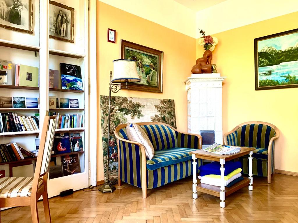 バート・イシュルにあるApartment "Villa Girardi"のリビングルーム(椅子2脚、テーブル付)