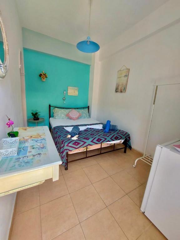Postel nebo postele na pokoji v ubytování Avra Budget Beach Rooms