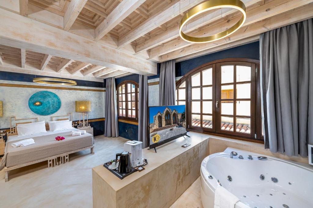 - une salle de bains avec baignoire et un lit dans une chambre dans l'établissement 10GR Boutique Hotel & Wine Bar, à Rhodes