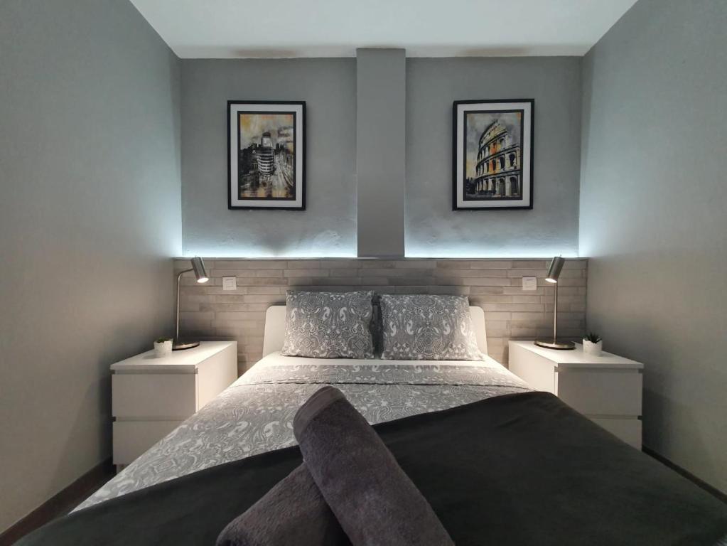sypialnia z dużym łóżkiem i 2 szafkami nocnymi w obiekcie Las Arenas, luxury stay in maspalomas w mieście San Bartolomé