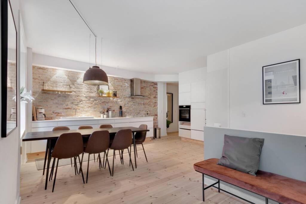 una cucina e una sala da pranzo con tavolo e sedie di Stylish two floor apartment in vibrant Nørrebro a Copenaghen