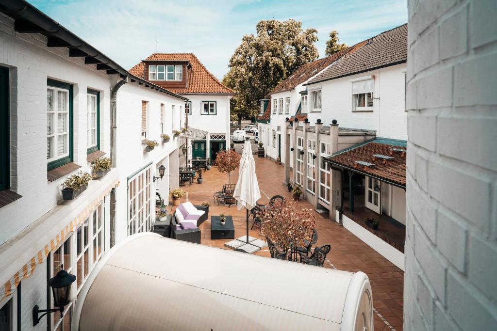 einen Balkon mit Blick auf eine Straße mit Gebäuden in der Unterkunft Hotel Freihof am Roland in Wedel