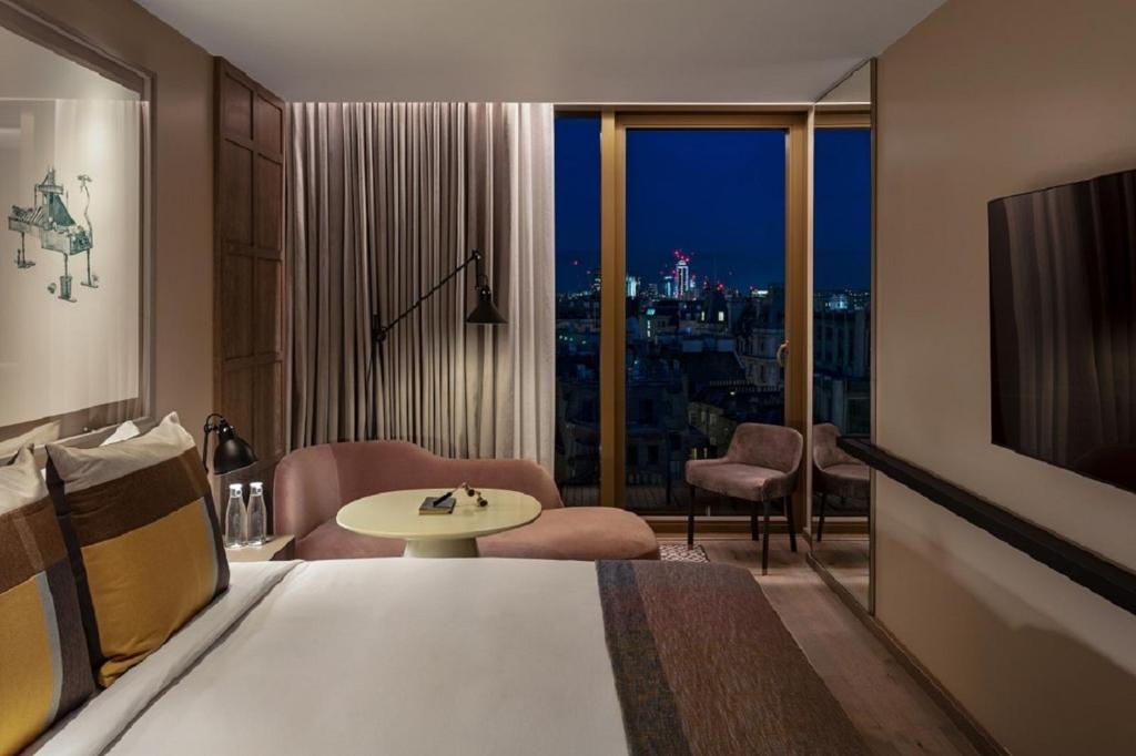 The Londoner - Deluxe King City View Room