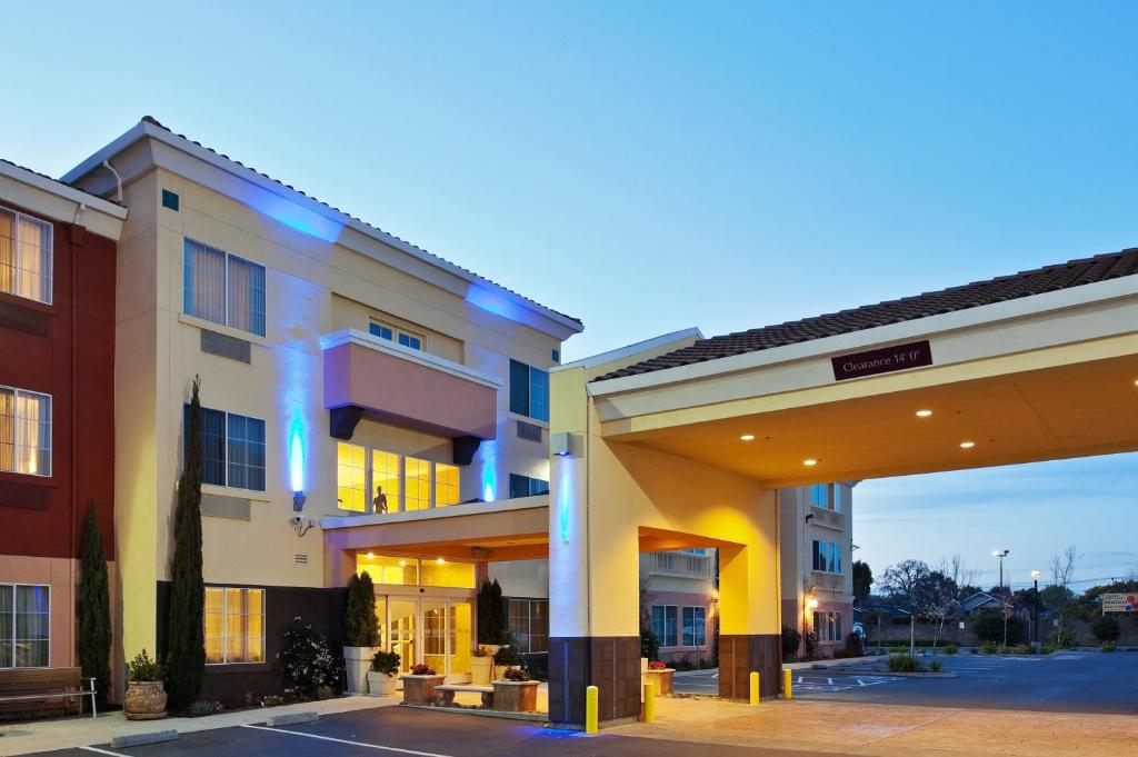 uma representação de um edifício hospitalar com um viaduto grande em Holiday Inn Express Berkeley, an IHG Hotel em Berkeley
