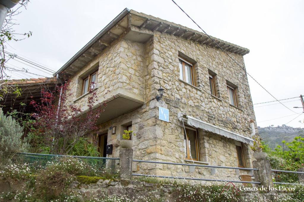 una vecchia casa in pietra in campagna di Vivienda Vacacional La Escribana - Casas de los Picos a El Mazo