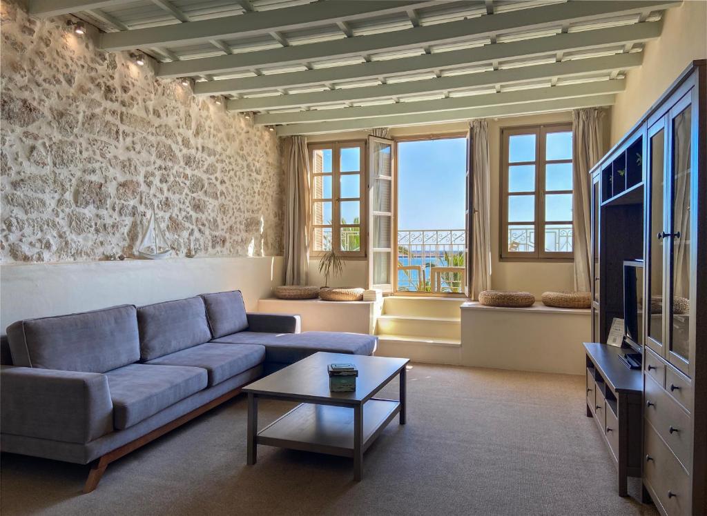 uma sala de estar com um sofá e uma televisão em Casa Maistra Residence em Rethymno Town