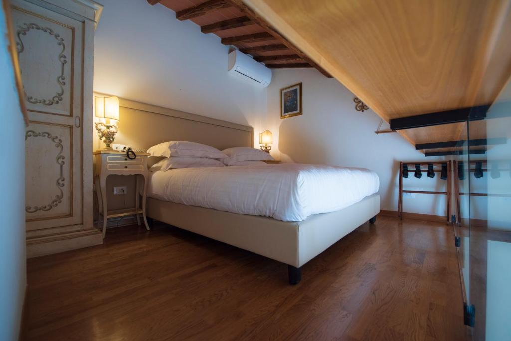 Postel nebo postele na pokoji v ubytování Villa Scacciapensieri Boutique Hotel