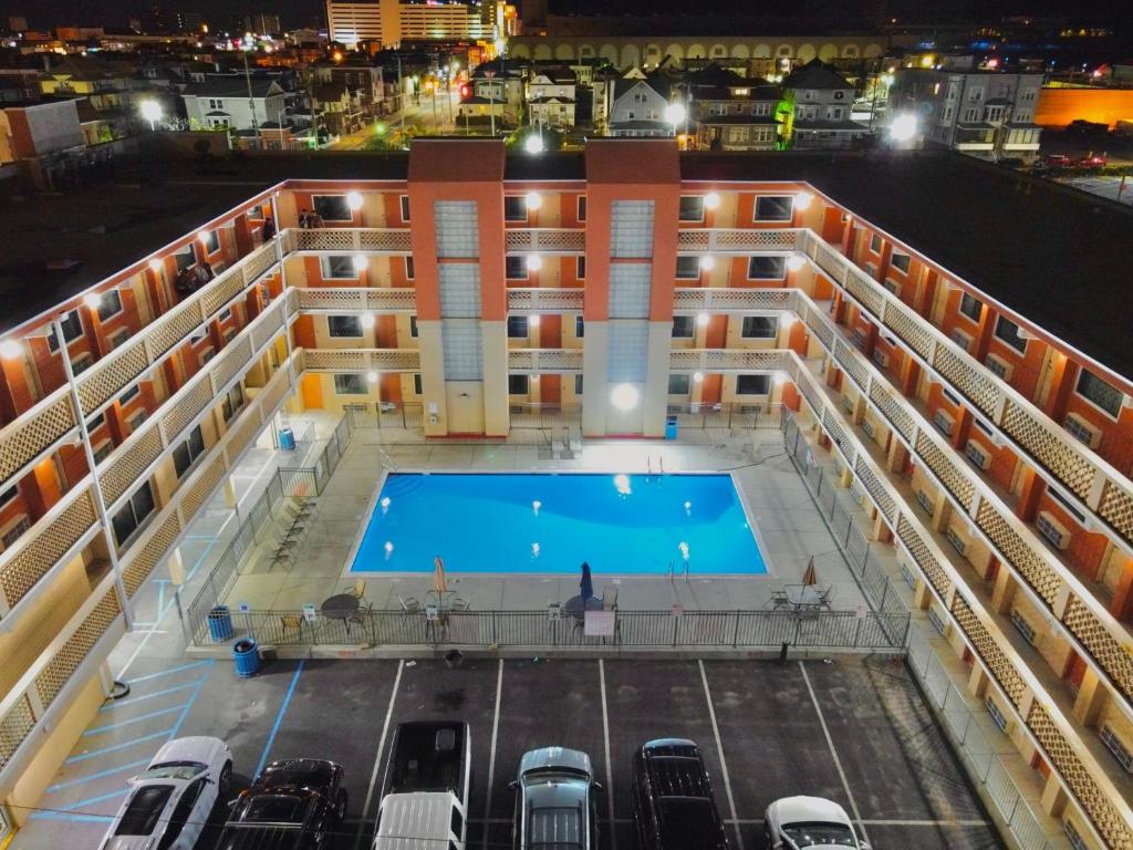 uma vista aérea da piscina num navio de cruzeiro à noite em Clarion Inn Atlantic City em Atlantic City