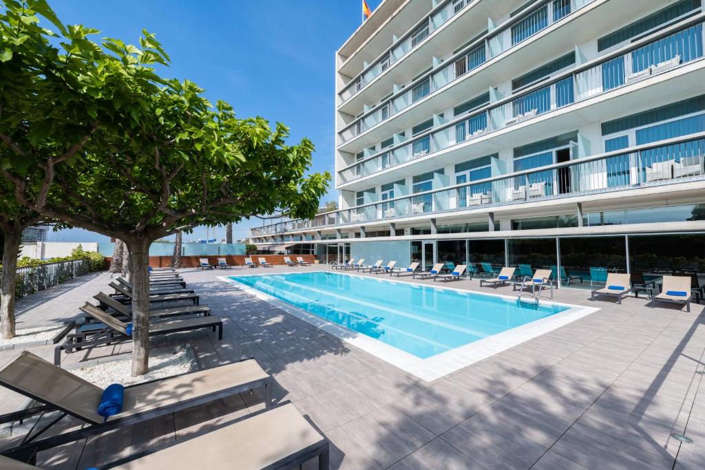 una piscina frente a un edificio en Atenea Port Barcelona Mataró, en Mataró