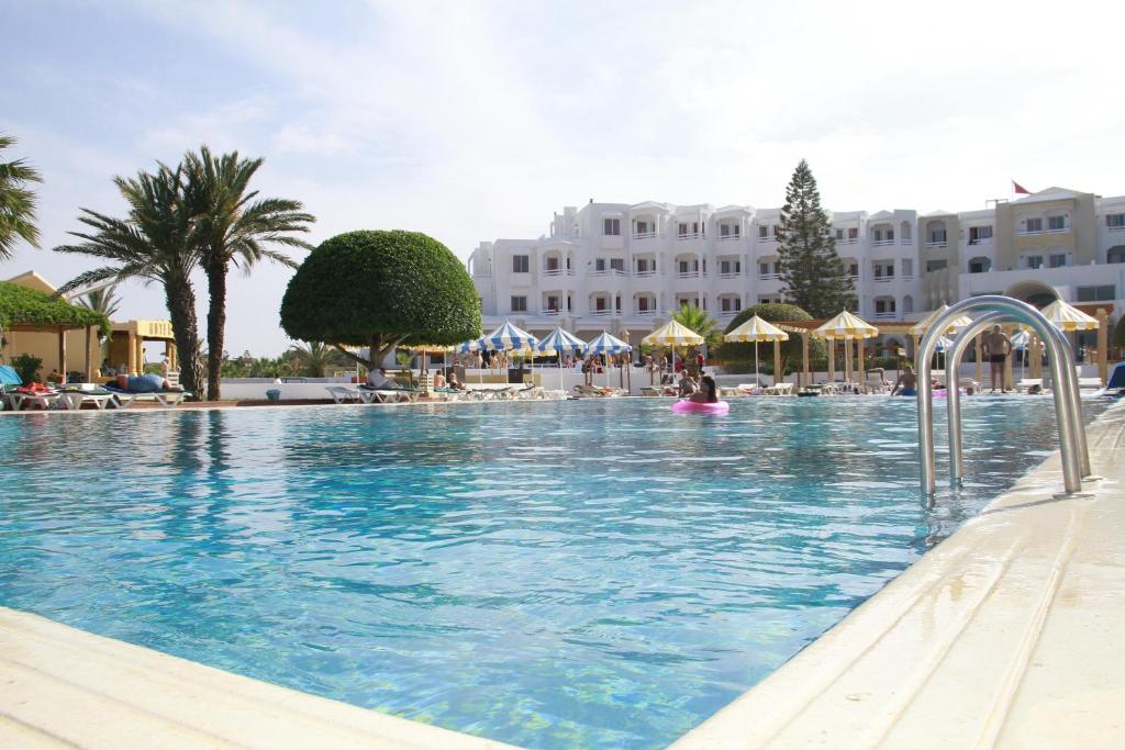 a large swimming pool in front of a hotel at Thapsus Beach Resort in Mahdia
