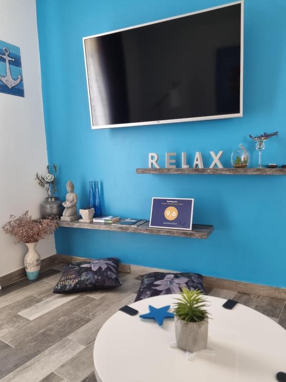 Televízia a/alebo spoločenská miestnosť v ubytovaní Apartment LELA