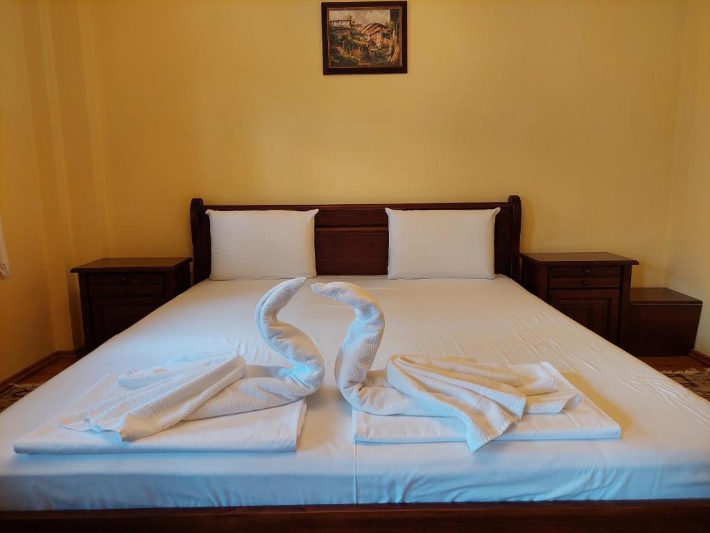 Postel nebo postele na pokoji v ubytování Guest Rooms Cheshmata
