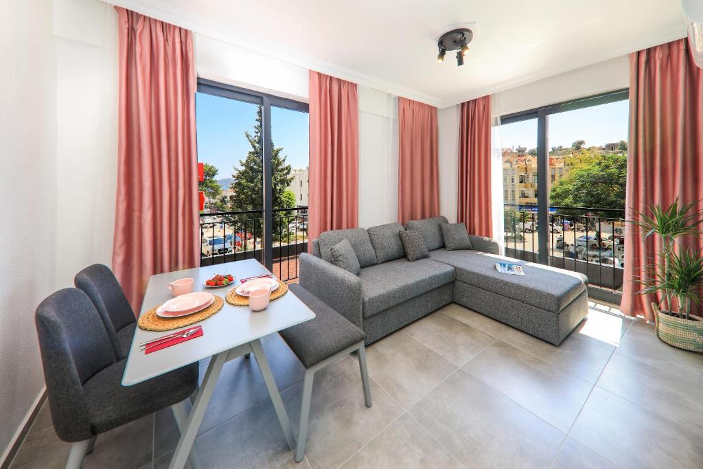 a living room with a couch and a table at Joyy Suit Apart in Kas