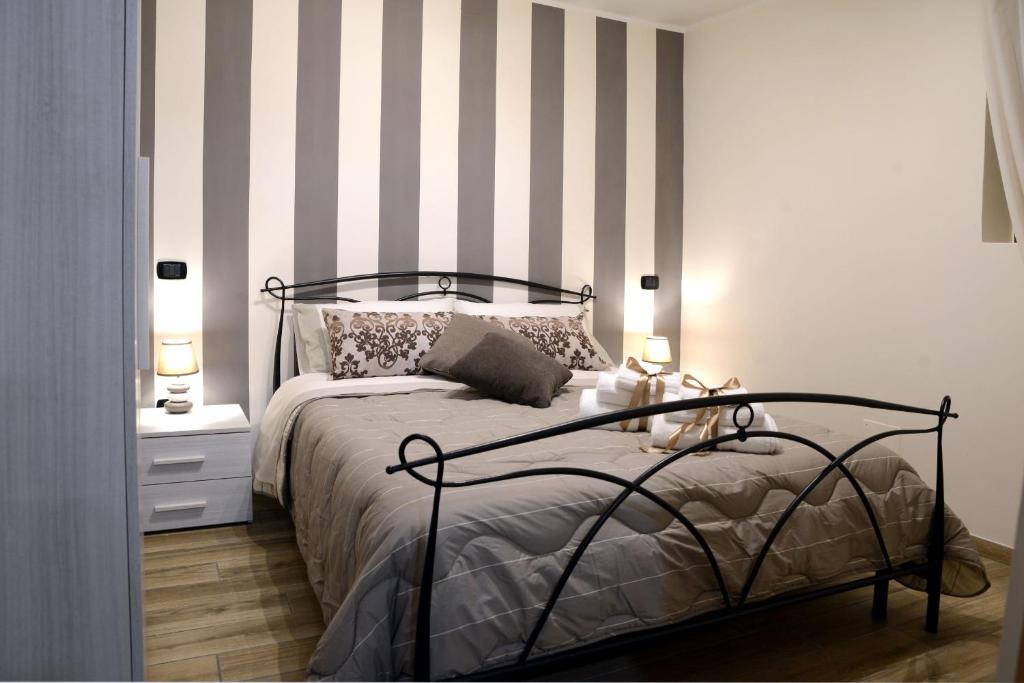 Collepardo的住宿－La Piega，一间卧室配有一张床和条纹墙