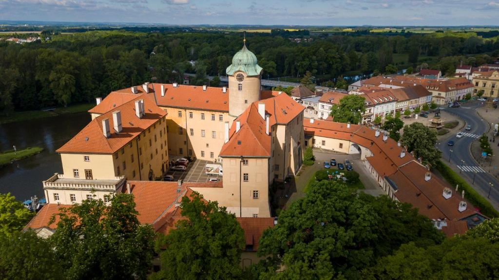 uma vista aérea de um grande edifício com uma torre do relógio em Zámecký penzion em Poděbrady