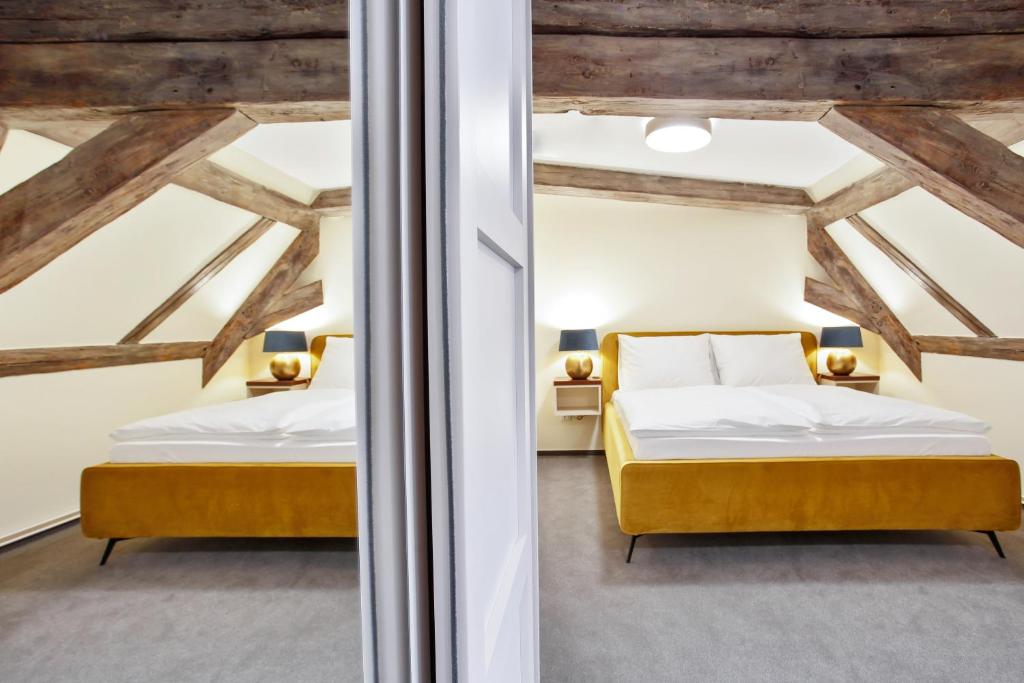 Postel nebo postele na pokoji v ubytování Zámecký hotel & Wellness